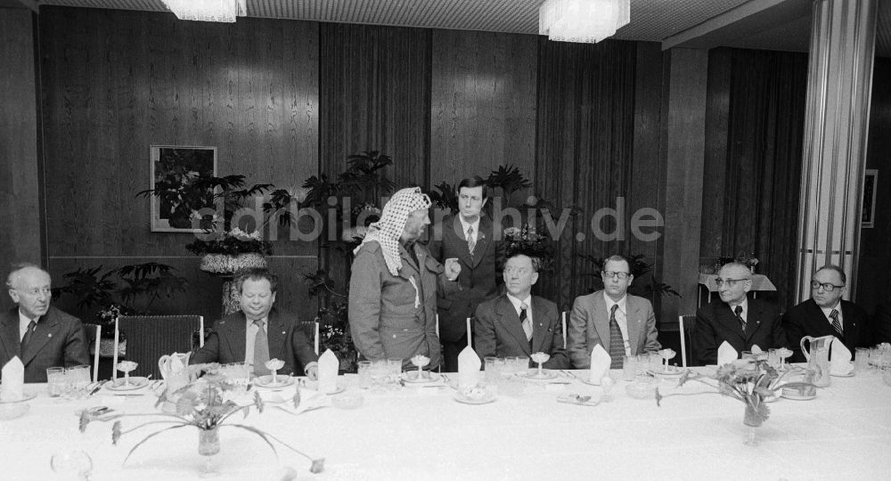 Berlin: Jassir Arafat (1929 - 2004) zu Gast in Berlin, der ehemaligen Hauptstadt der DDR, Deutsche Demokratische Republik