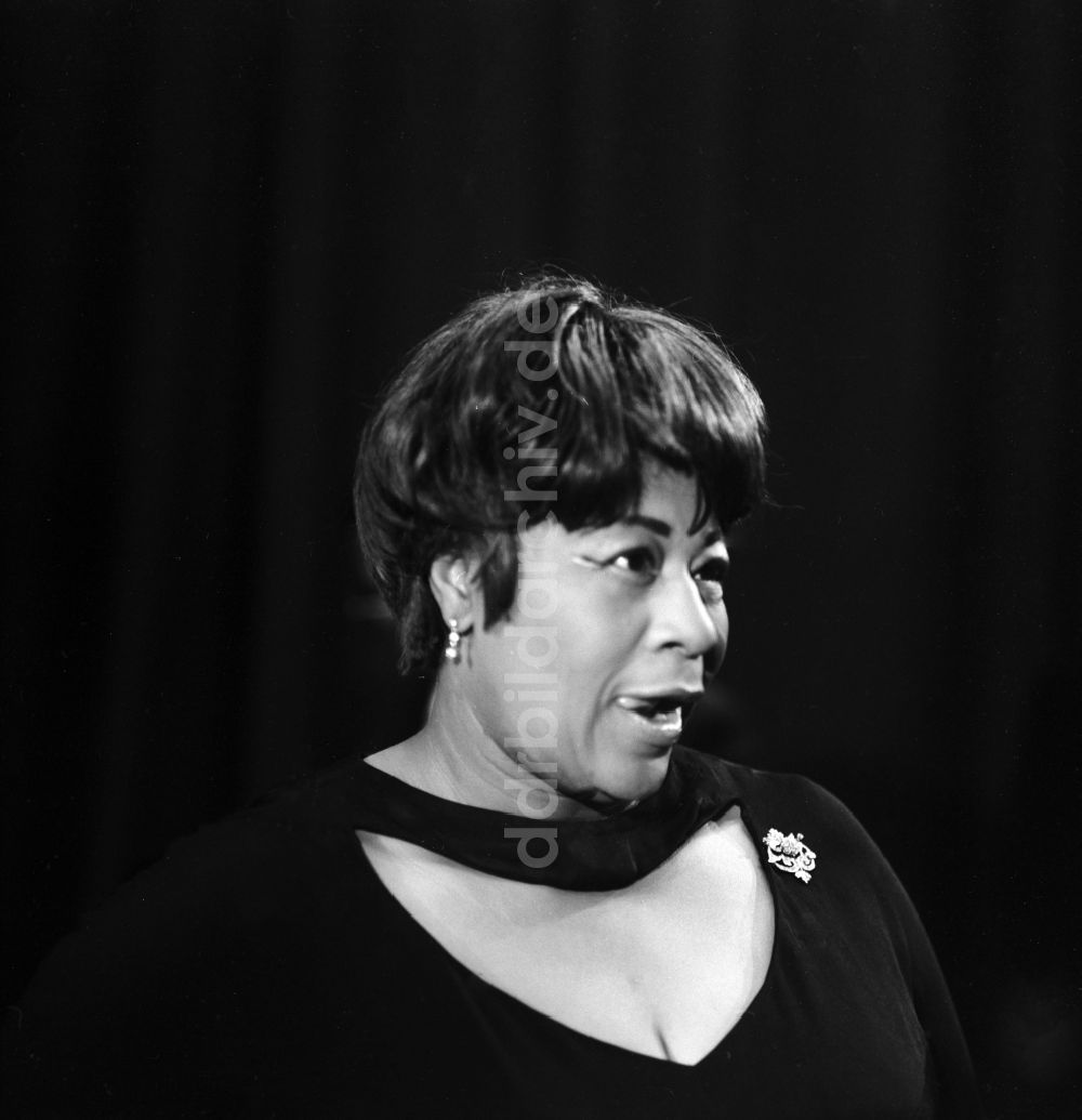 DDR-Bildarchiv: Berlin - Jazz-Sängerin Ella Jane Fitzgerald (1917 - 1996) in Berlin, der ehemaligen Hauptstadt der DDR, Deutsche Demokratische Republik