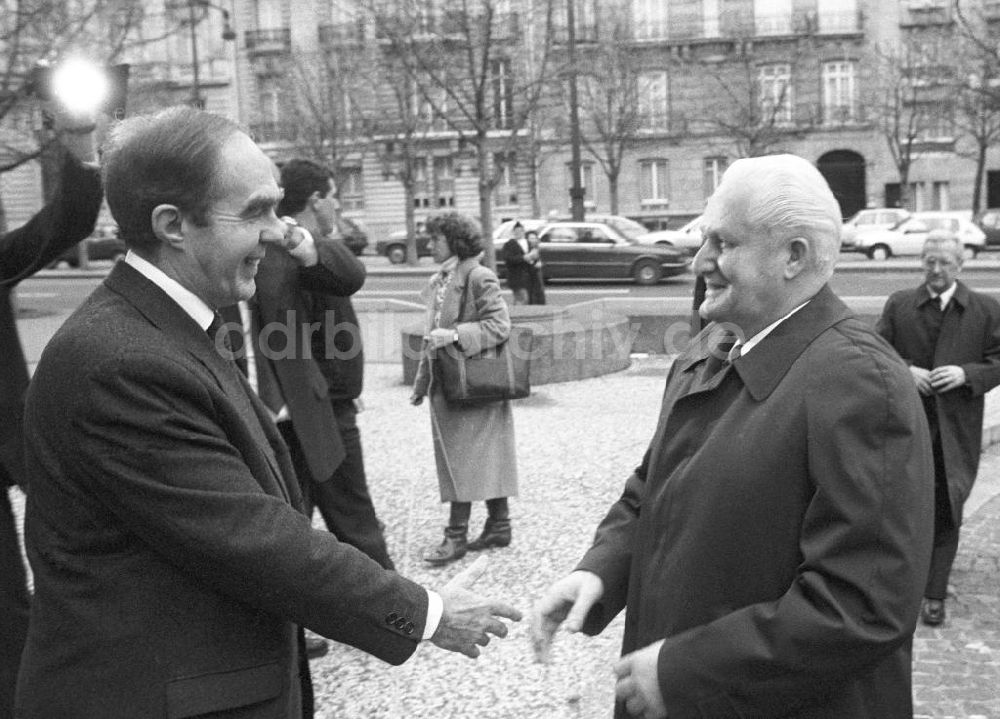 DDR-Bildarchiv: Paris - Jean Matteoli begrüßt Günter Mittag in Frankreich-Paris