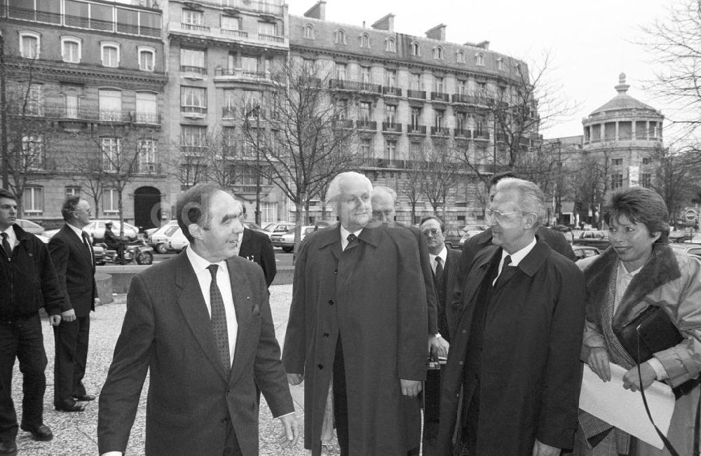 DDR-Fotoarchiv: Paris - Jean Matteoli begrüßt Günter Mittag und Gerhard Beil in Frankreich-Paris