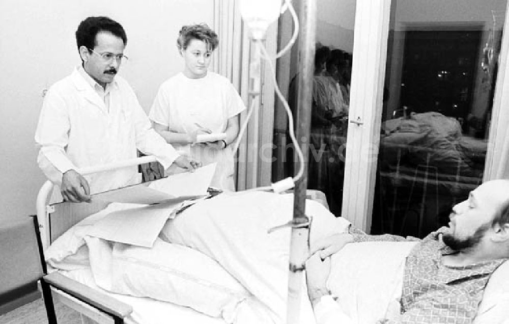 Berlin-Friedrichshain: Jemenitischer Arzt im Krankenhaus Berlin-Friedrichshain Umschlagnr.: 1370 Foto: Bonitz