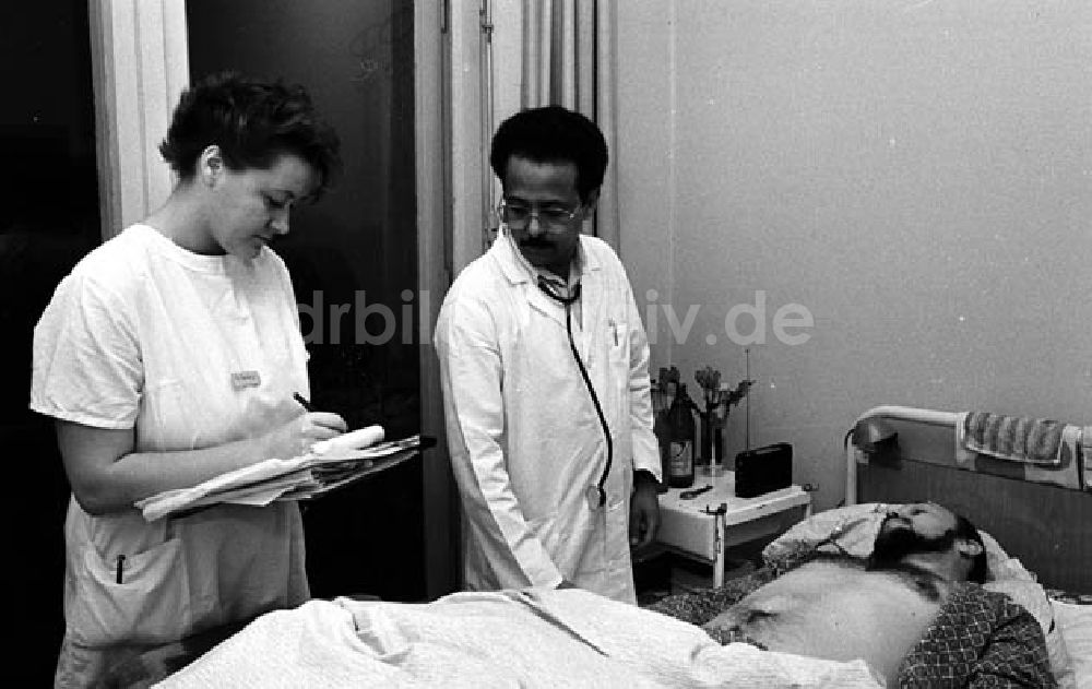 DDR-Fotoarchiv: Berlin-Friedrichshain - Jemenitischer Arzt im Krankenhaus Berlin-Friedrichshain Umschlagnr.: 1370 Foto: Bonitz