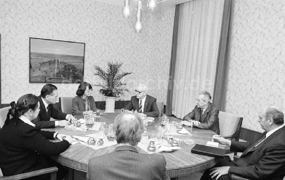 DDR-Bildarchiv: Berlin - Jermu Laine finnischer Außenhandelsminister bei W. Stoph im Ministerat Umschlagnr.: 1226 Foto: Bonitz