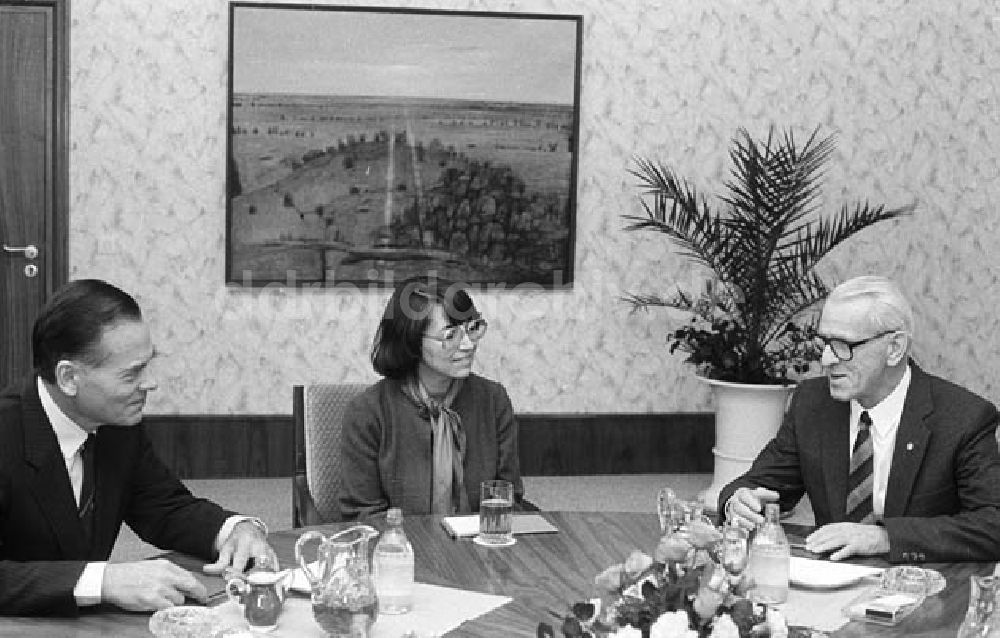 DDR-Bildarchiv: Berlin - Jermu Laine finnischer Außenhandelsminister bei W. Stoph im Ministerat Umschlagnr.: 1226 Foto: Bonitz