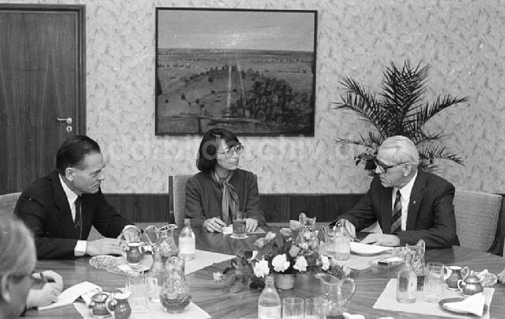DDR-Fotoarchiv: Berlin - Jermu Laine finnischer Außenhandelsminister bei W. Stoph im Ministerat Umschlagnr.: 1226 Foto: Bonitz