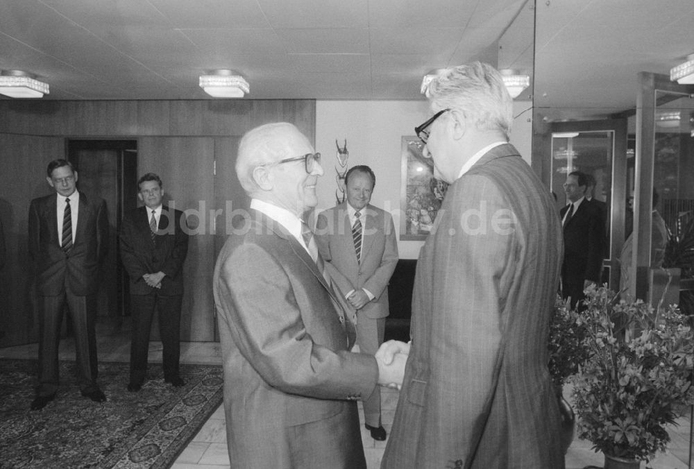 Joachimsthal: Jährliches Treffen zwischen Erich Honecker und Dr. Hans- Jochen Vogel (SPD) im Jagdschloß Hubertusstock in Joachimsthal in Brandenburg in der DDR