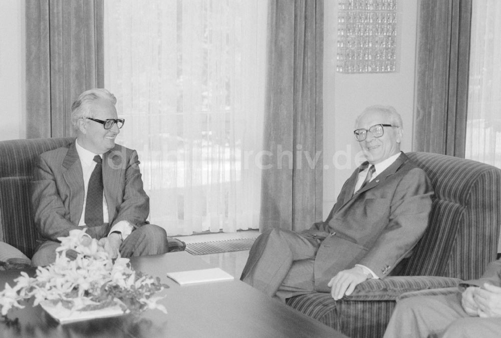DDR-Bildarchiv: Joachimsthal - Jährliches Treffen zwischen Erich Honecker und Dr. Hans- Jochen Vogel (SPD) im Jagdschloß Hubertusstock in Joachimsthal in Brandenburg in der DDR