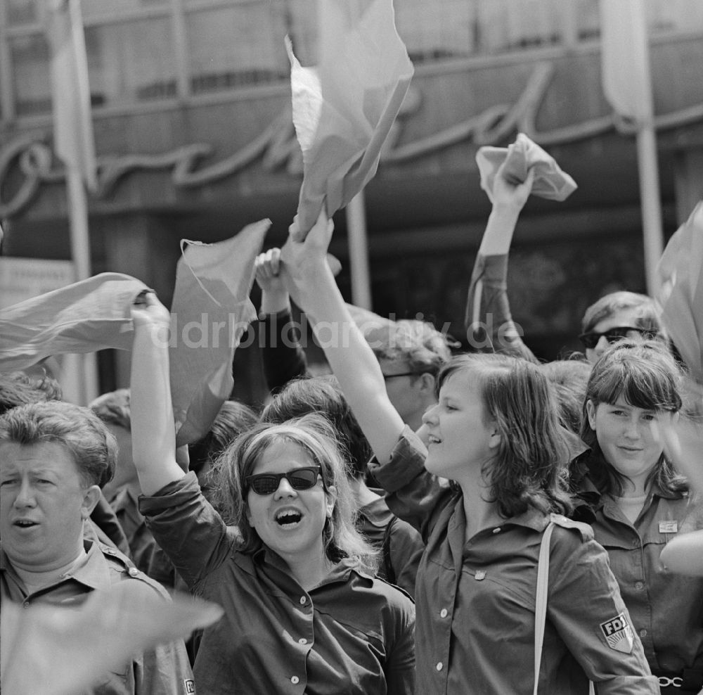 DDR-Bildarchiv: Chemnitz - Jubelnde Mitglieder der FDJ bei den 11. Arbeiterfestspielen der DDR im damaligen Karl-Marx-Stadt dem heutigen Chemnitz im heutigen Bundesland Sachsen