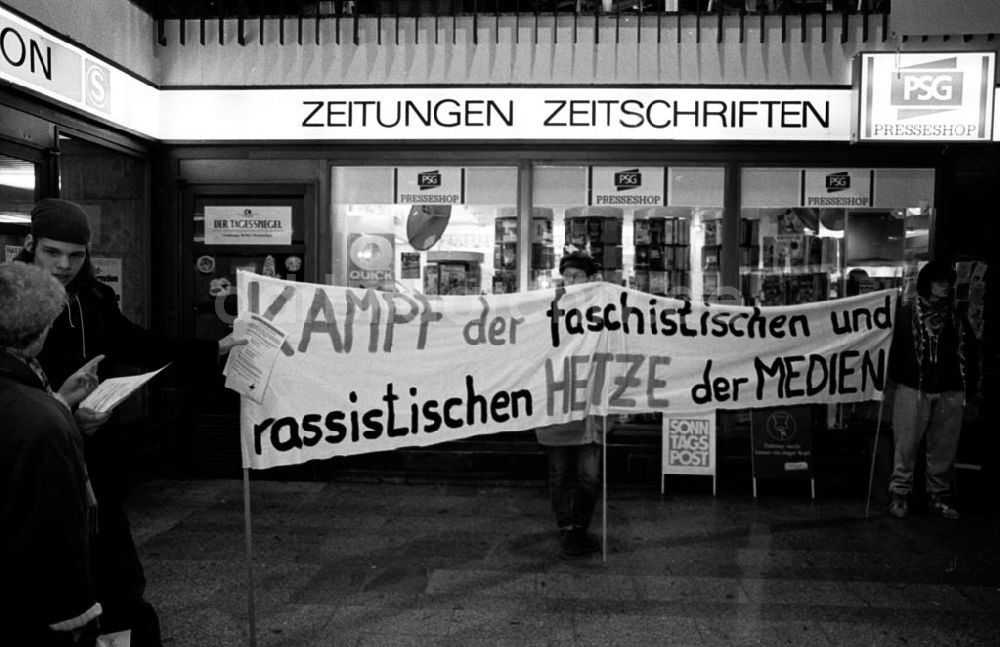 DDR-Fotoarchiv: Berlin-Lichtenberg - Jugend gegen Rassismus in Lichtenberg 16.12.92 Foto: ND/Lange Umschlagnummer: 1242