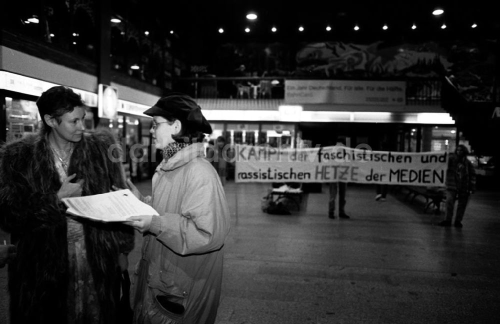 DDR-Bildarchiv: Berlin-Lichtenberg - Jugend gegen Rassismus in Lichtenberg 16.12.92 Foto: ND/Lange Umschlagnummer: 1242