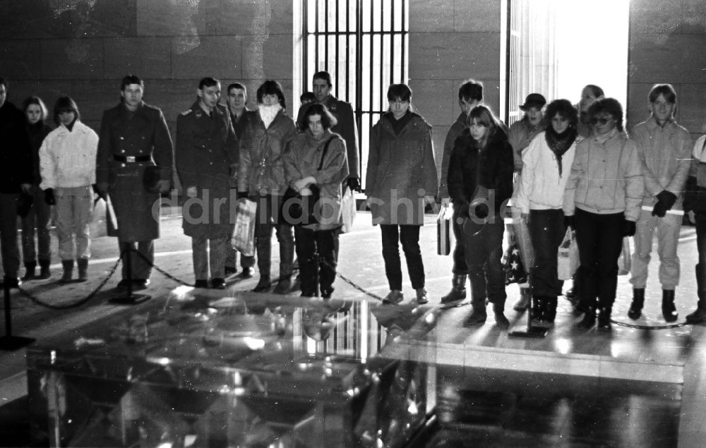 DDR-Fotoarchiv: Berlin - Jugendliche Armeeangehörige und Mitglieder einer Patenbrigade zu Besuch in der Hauptstadt in Berlin in der DDR