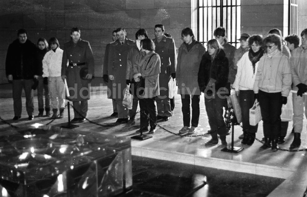 Berlin: Jugendliche Armeeangehörige und Mitglieder einer Patenbrigade zu Besuch in der Hauptstadt in Berlin in der DDR