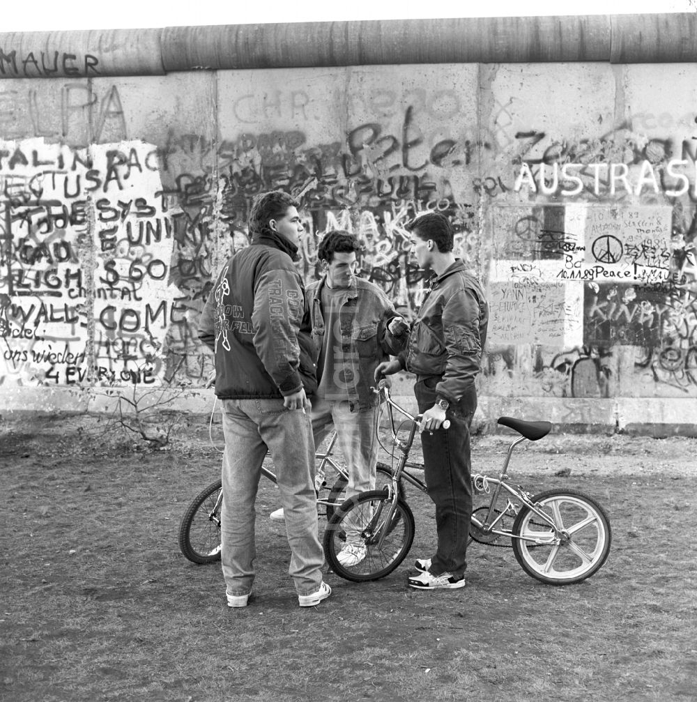 DDR-Fotoarchiv: Berlin - Jugendliche mit BMX Fahrrädern an der Berliner Mauer