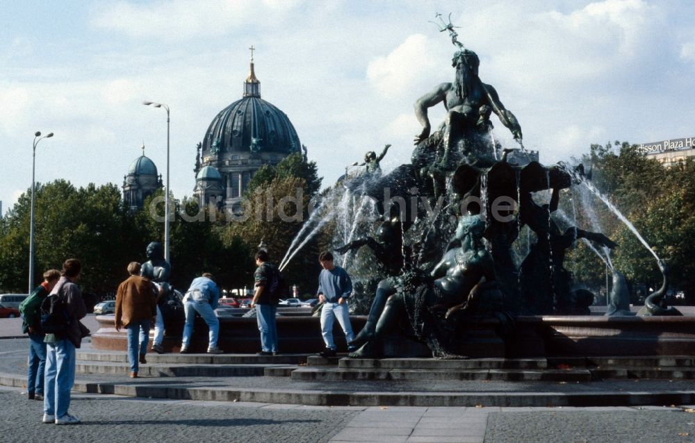 DDR-Fotoarchiv: Berlin - Mitte - Jugendliche erfrischen sich am Neptunbrunnen in Berlin - Mitte