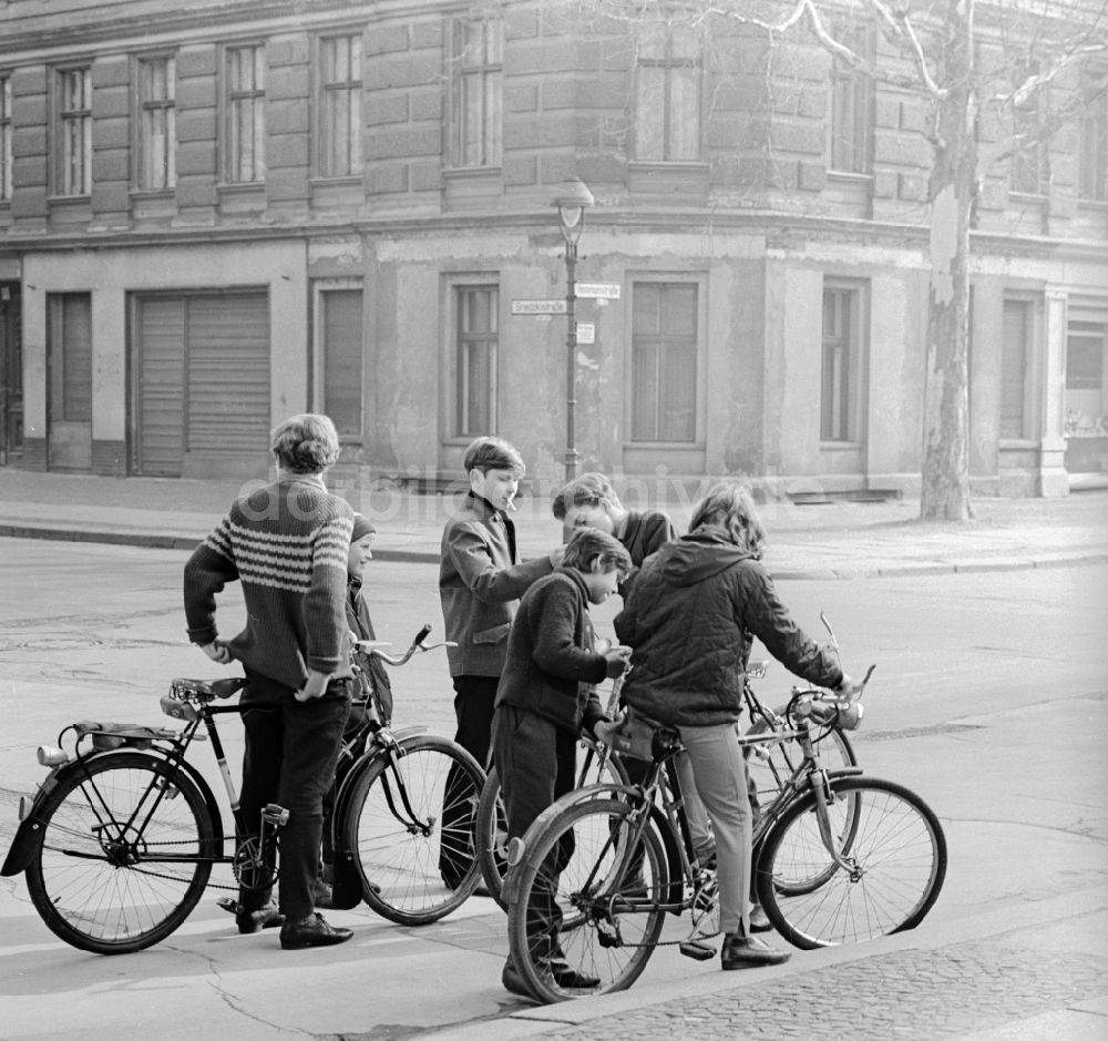 DDR-Bildarchiv: Berlin - Jugendliche mit Fahrrädern in Berlin, der ehemaligen Hauptstadt der DDR, Deutsche Demokratische Republik