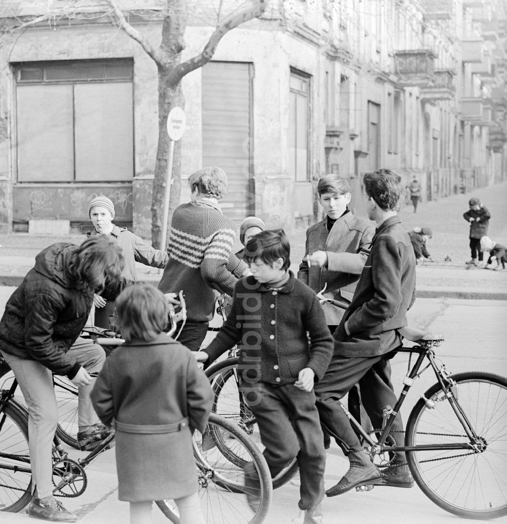 DDR-Fotoarchiv: Berlin - Jugendliche mit Fahrrädern in Berlin, der ehemaligen Hauptstadt der DDR, Deutsche Demokratische Republik