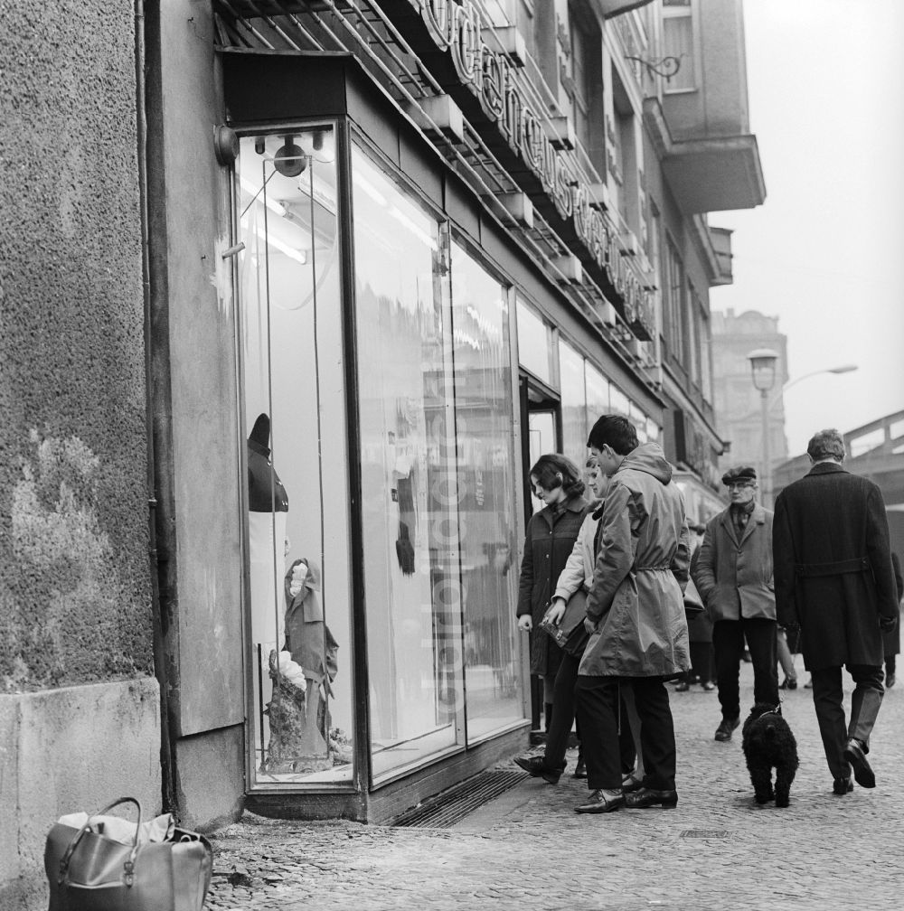 DDR-Bildarchiv: Berlin - Prenzlauer Berg - Jugendliche vor dem Schaufenster des Modehauses der Jugend in der Pappelallee in Berlin - Prenzlauer Berg