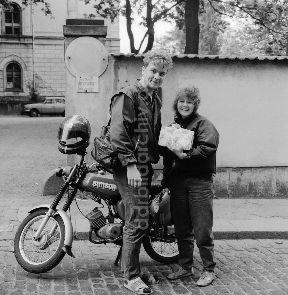 Zittau: Jugendliche mit einer Simson in Zittau in Sachsen in der DDR