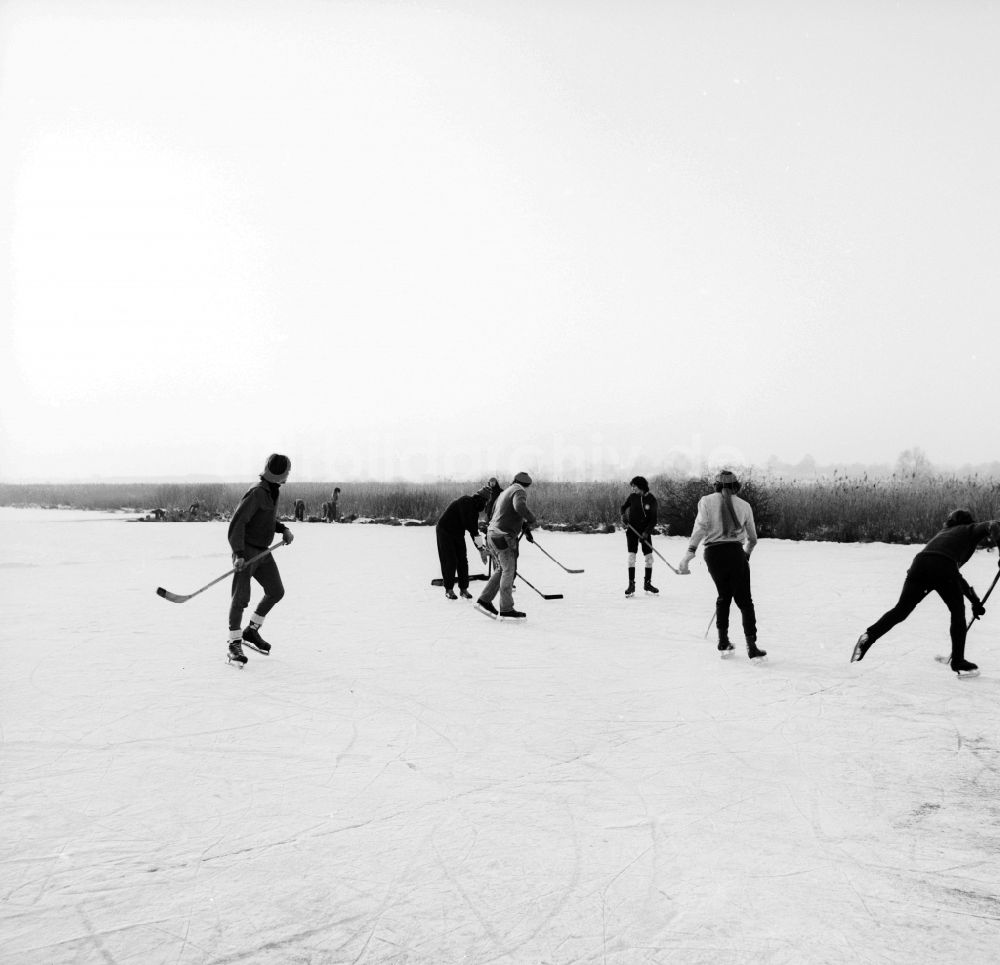 Mittenwalde: Jugendliche spielen Eishockey auf einem zugefrorenen See in Mittenwalde in Brandenburg in der DDR