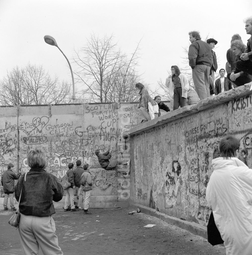 DDR-Bildarchiv: Berlin - Jugendliche und Touristen auf der Berliner Mauer in Berlin
