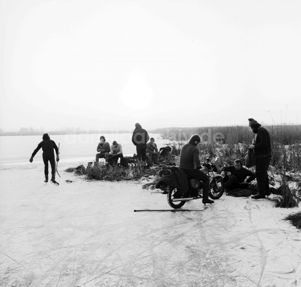 DDR-Bildarchiv: Mittenwalde - Jugendliche treffen sich auf einen zugefrorenen See zum Eishockey in Mittenwalde in Brandenburg in der DDR