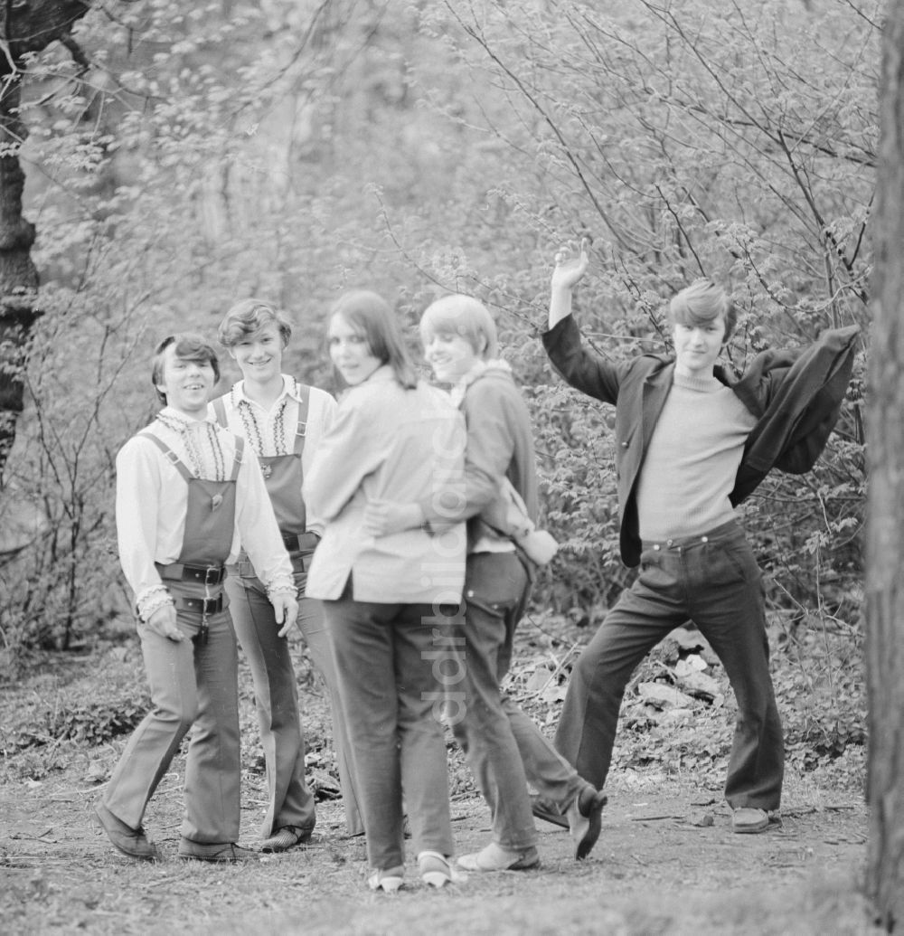 DDR-Fotoarchiv: Berlin - Jugendliche treffen sich in ihrer Freizeit in Berlin, der ehemaligen Hauptstadt der DDR, Deutsche Demokratische Republik