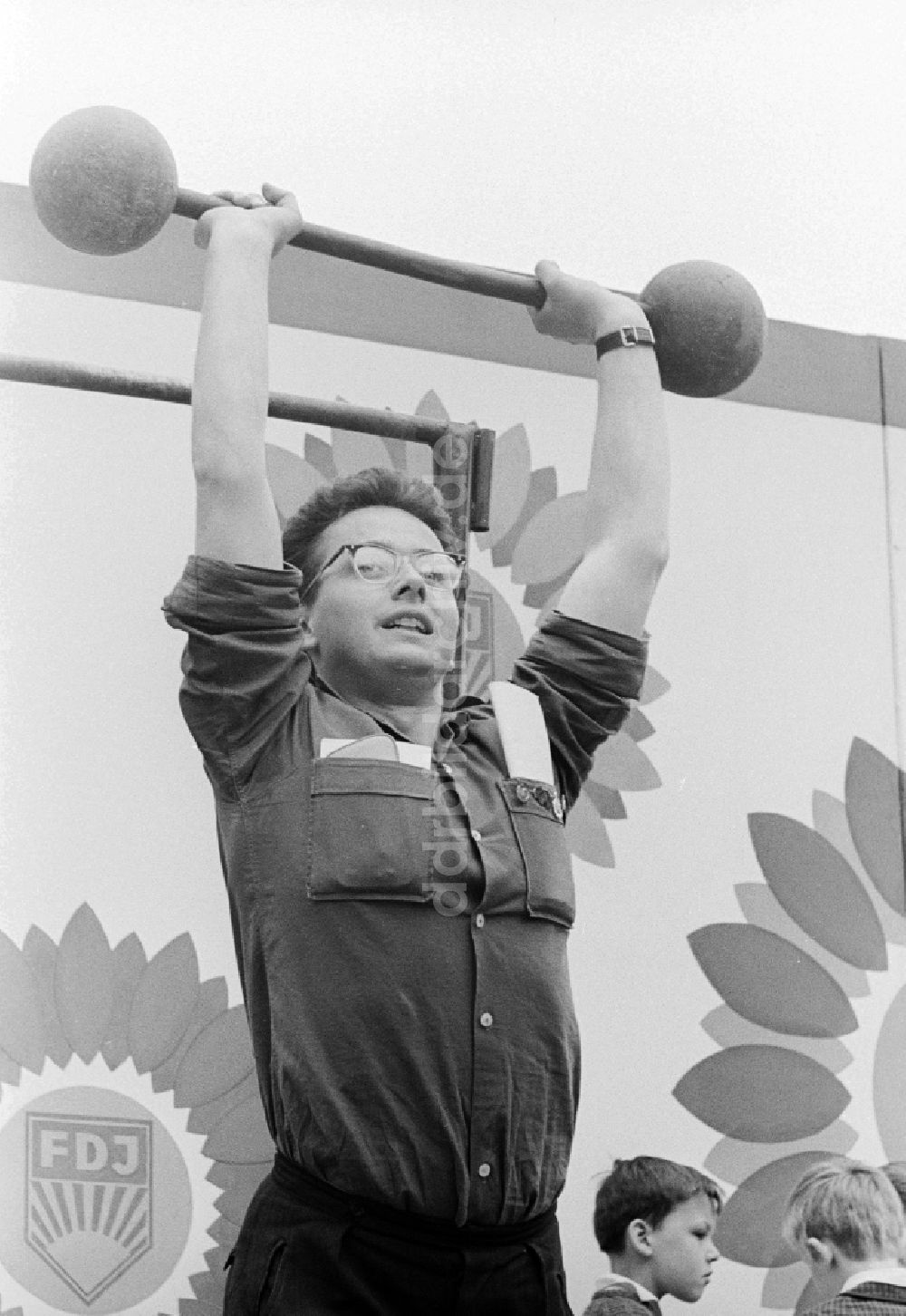 DDR-Fotoarchiv: Chemnitz - Jugendlicher beim Gewichtheben in Chemnitz in Sachsen in der DDR
