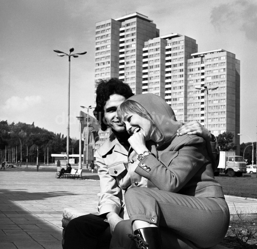 Berlin: Jugendliches Paar beim Spaziergang am Leninplatz in Berlin, der ehemaligen Hauptstadt der DDR, Deutsche Demokratische Republik