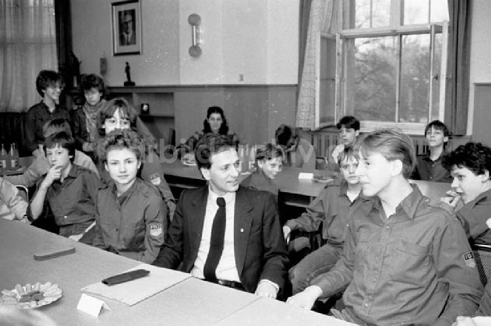Berlin: 12.03.1986 Jugendstunde im Treptower Rathaus, der 8. Klasse, der