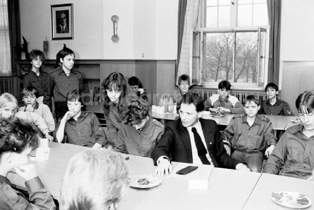 DDR-Bildarchiv: Berlin - 12.03.1986 Jugendstunde im Treptower Rathaus, der 8. Klasse, der