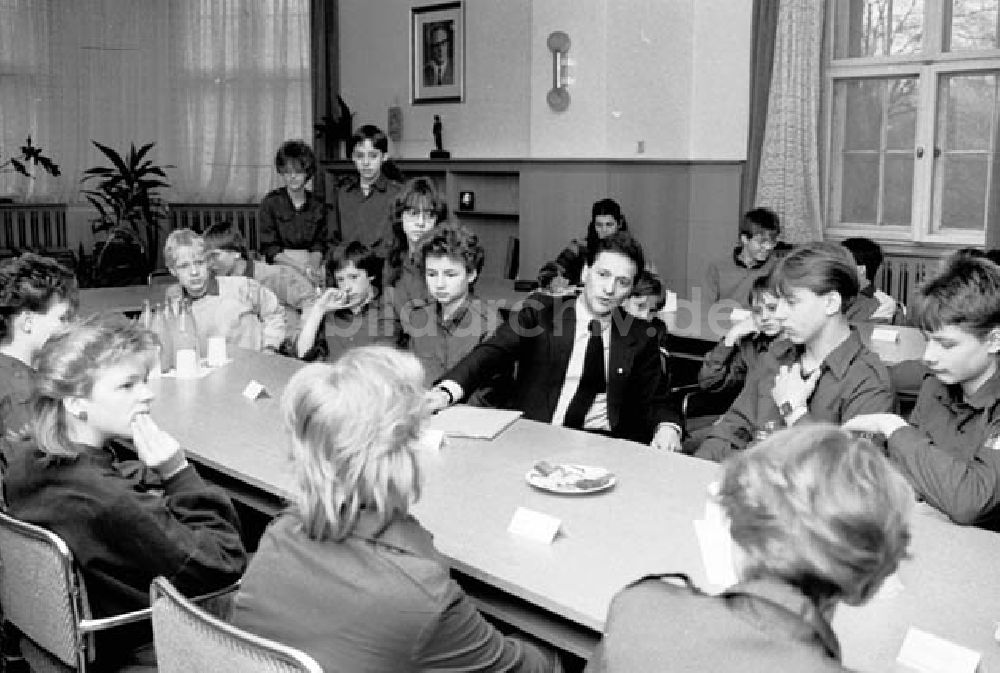 DDR-Fotoarchiv: Berlin - 12.03.1986 Jugendstunde im Treptower Rathaus, der 8. Klasse, der