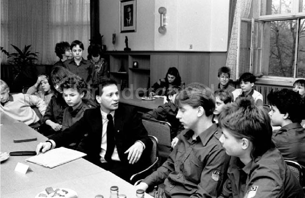Berlin: 12.03.1986 Jugendstunde im Treptower Rathaus, der 8. Klasse, der