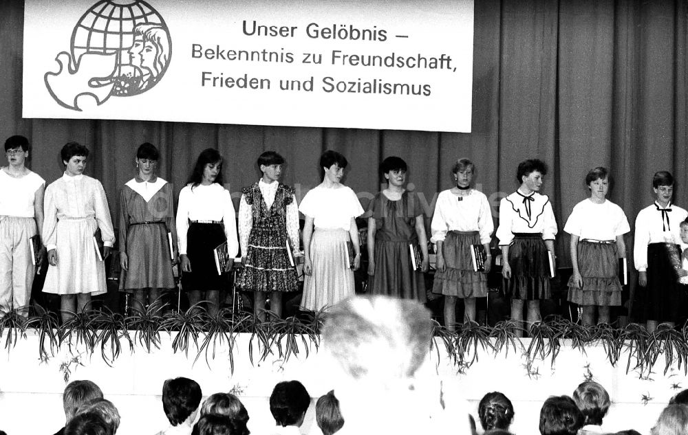 DDR-Fotoarchiv: Karlshagen - Jugendweihe an der POS Polytechnischen Oberschule Heinrich Heine in Karlshagen in der DDR