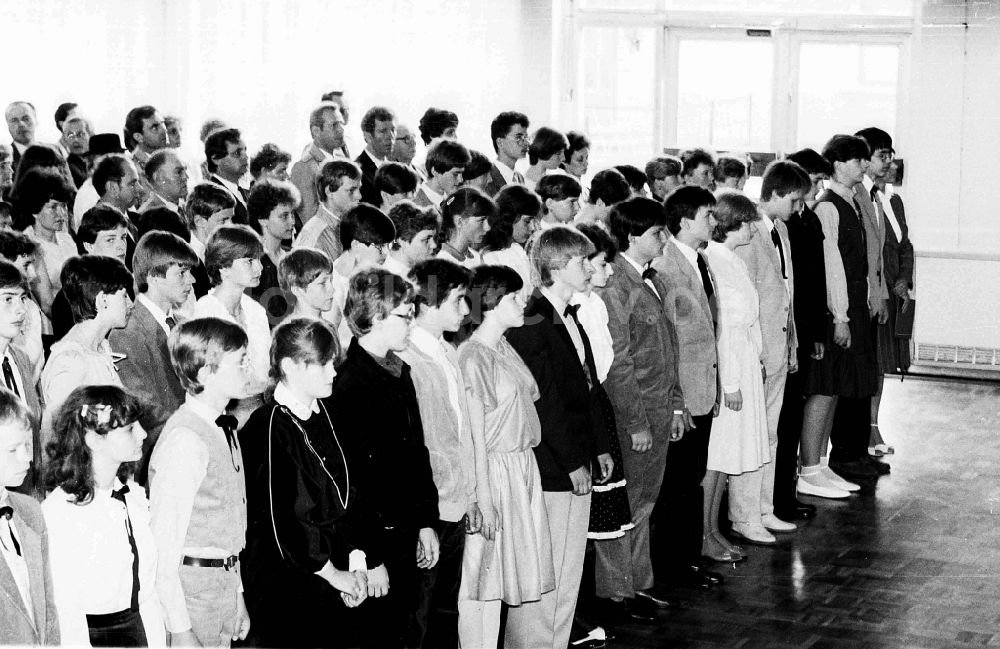 DDR-Bildarchiv: Karlshagen - Jugendweihe an der POS Polytechnischen Oberschule Heinrich Heine in Karlshagen in der DDR