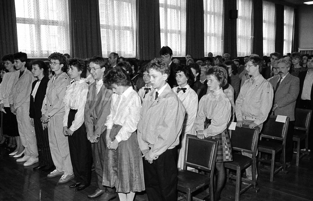 Berlin: Jugendweihe Zeremonie in Dresden in der DDR