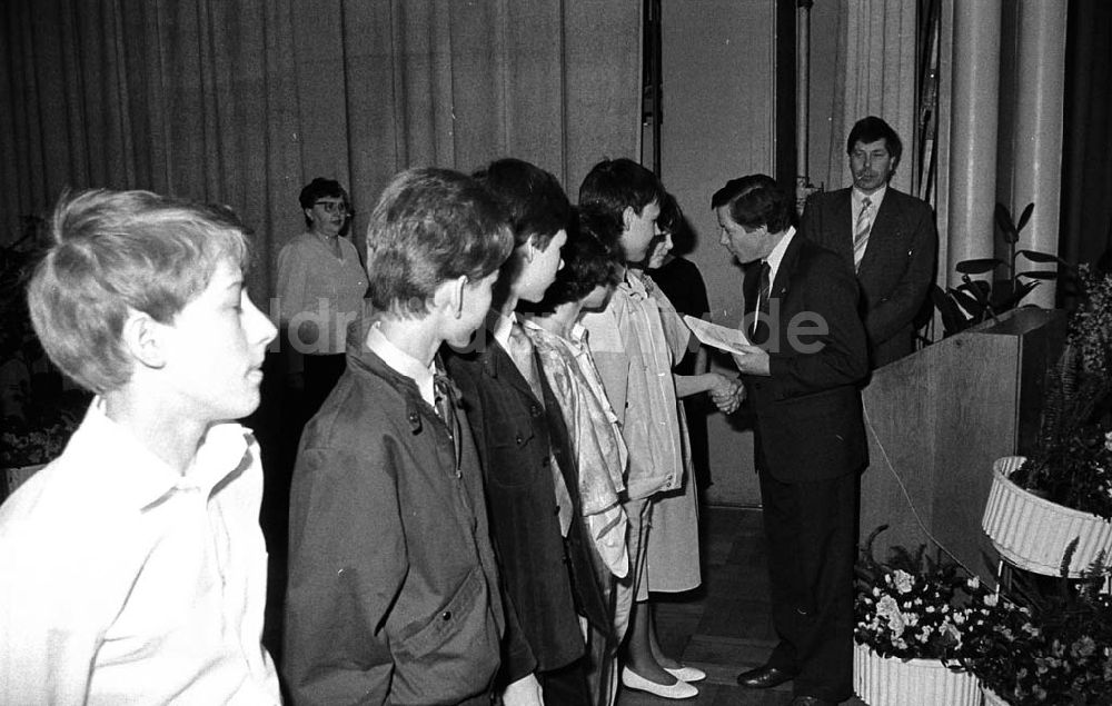 Berlin: Jugendweihe Zeremonie in Dresden in der DDR