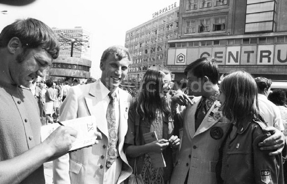 Berlin - Mitte: 30. Juli 1973 Berlin - Alexanderplatz - Bühne 10. Weltfestspiele Foto: Schönfeld Foto-Tasche: 781