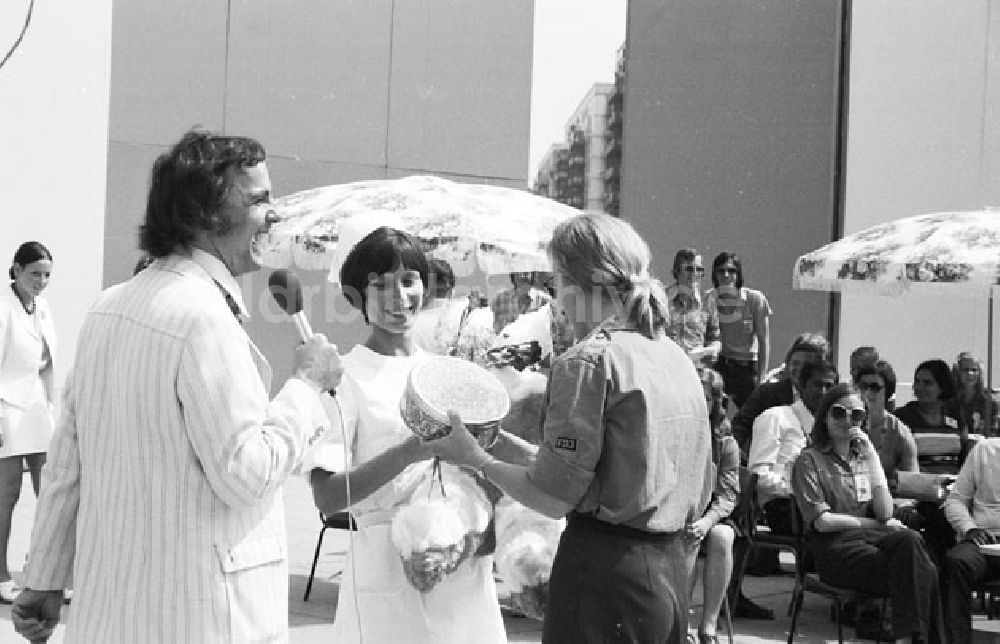DDR-Bildarchiv: Berlin - Mitte - 30. Juli 1973 Berlin - Alexanderplatz - Bühne 10. Weltfestspiele Foto: Schönfeld Foto-Tasche: 781