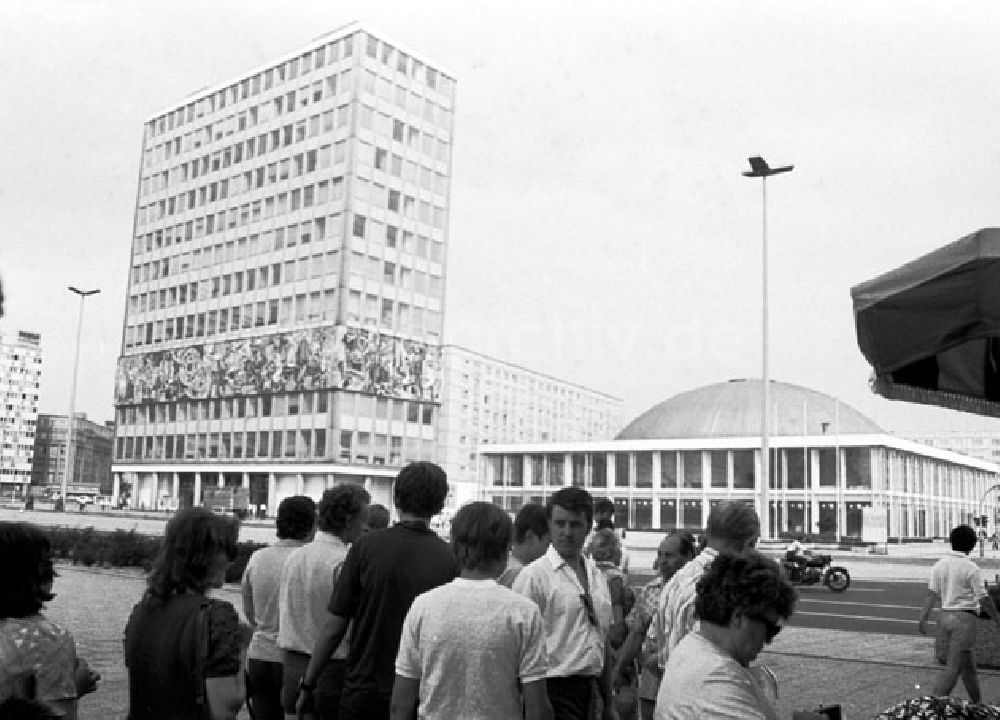 Berlin: Juli 1973 Blick auf den Berliner Alexanderplatz und die Kongress