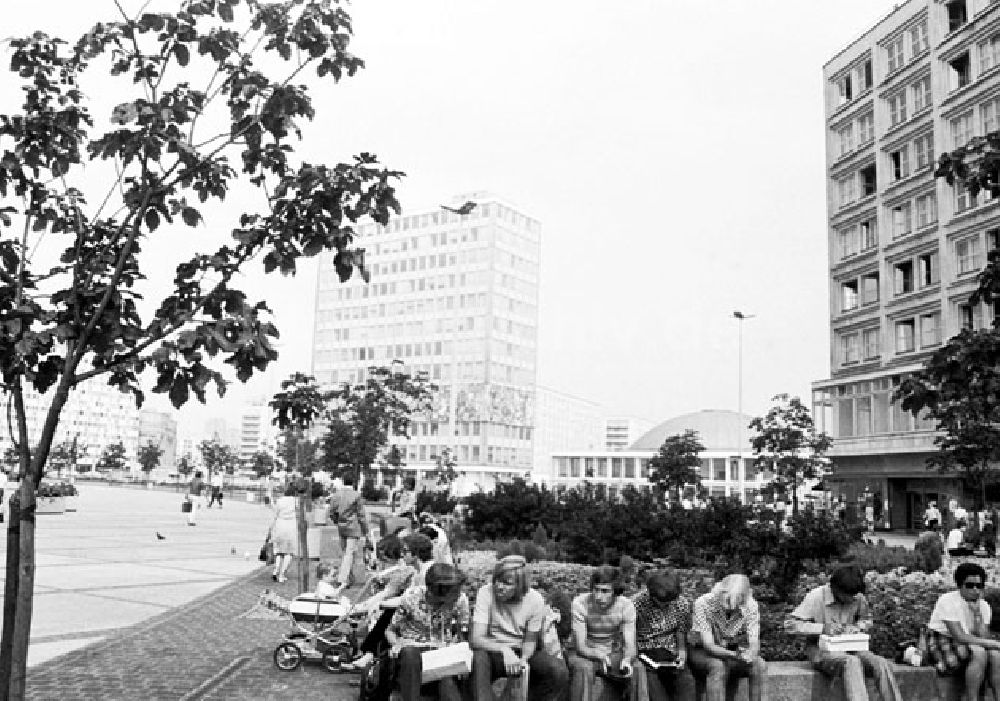 DDR-Fotoarchiv: Berlin - Juli 1973 Blick auf den Berliner Alexanderplatz und die Kongress