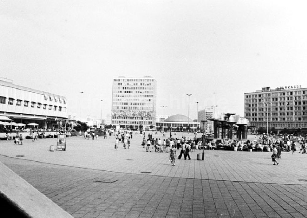 Berlin: Juli 1973 Blick auf den Berliner Alexanderplatz und die Kongress