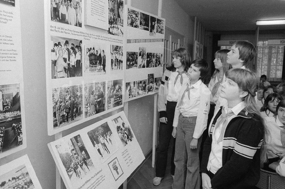 DDR-Fotoarchiv: Joachimsthal - Jung- und Thälmannpioniere im Traditionskabinett in der Pionierrepublik Wilhelm Pieck in Joachimsthal in Brandenburg in der DDR