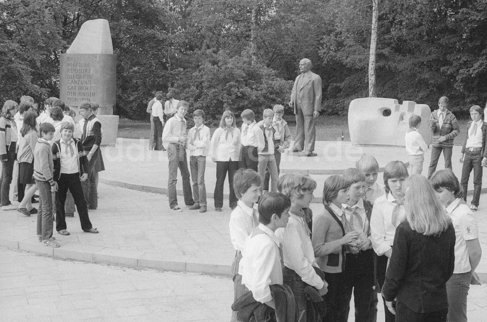 DDR-Bildarchiv: Joachimsthal - Jung- und Thälmannpioniere während ihres Aufenthaltes in der Pionierrepublik Wilhelm Pieck am Werbellinsee in Joachimsthal in Brandenburg in der DDR