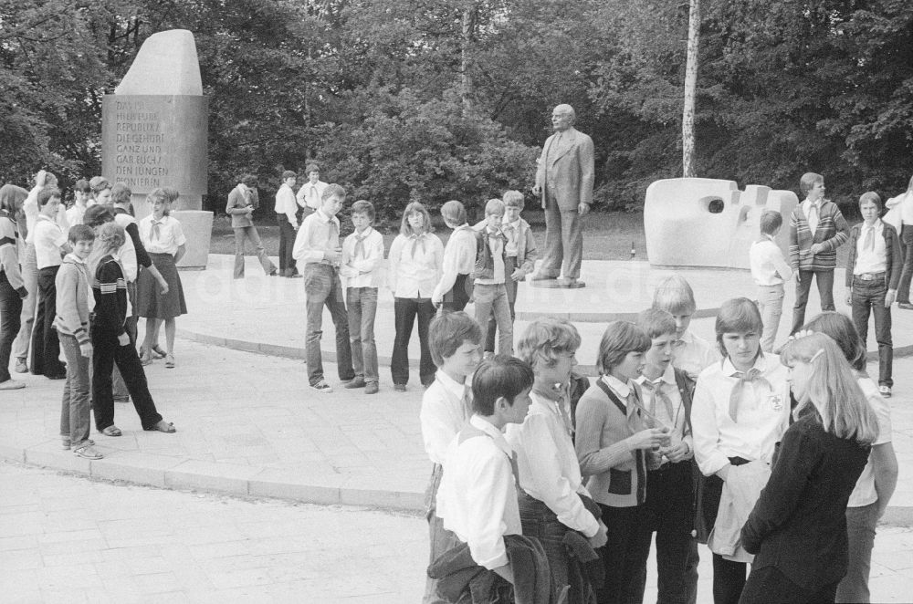 Joachimsthal: Jung- und Thälmannpioniere während ihres Aufenthaltes in der Pionierrepublik Wilhelm Pieck am Werbellinsee in Joachimsthal in Brandenburg in der DDR