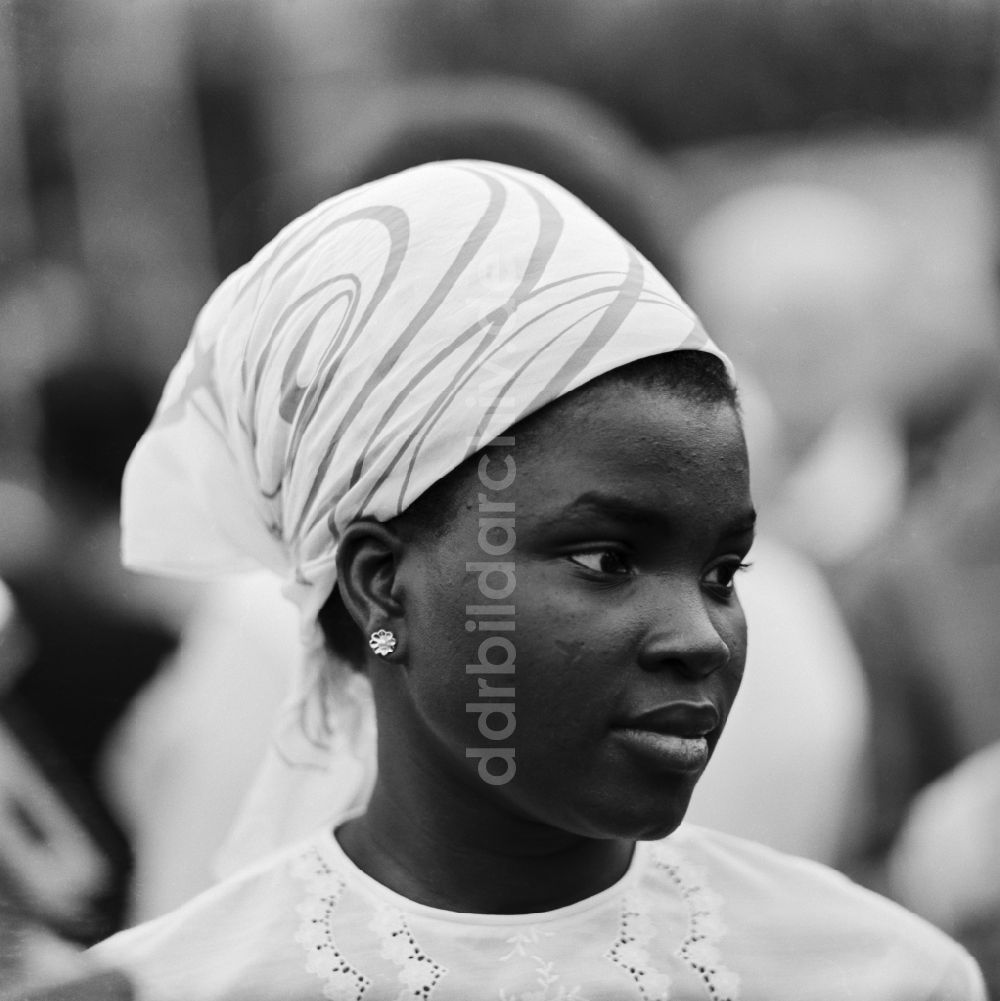 DDR-Fotoarchiv: Chemnitz - Junge Afrikanerin beim Pfingsttreffen der Jugend 1967 in Karl - Marx - Stadt dem heutigen Chemnitz in Sachsen