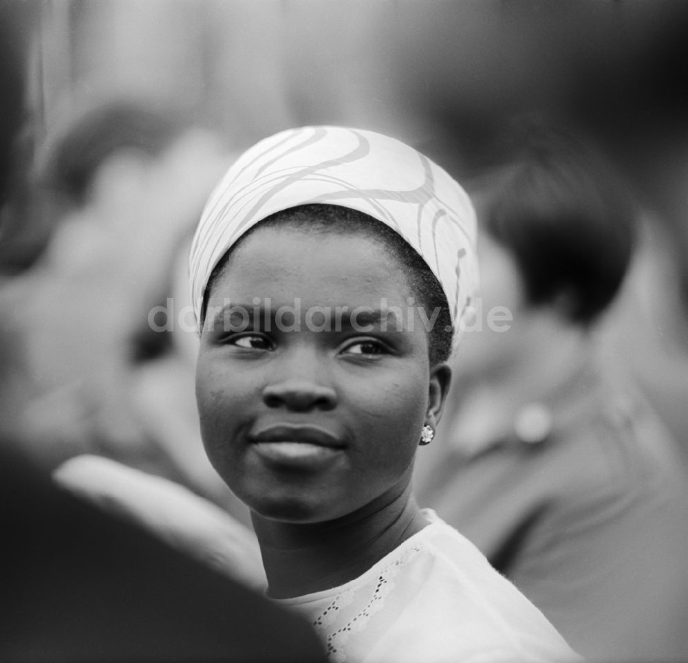 Chemnitz: Junge Afrikanerin beim Pfingsttreffen der Jugend 1967 in Karl - Marx - Stadt dem heutigen Chemnitz in Sachsen