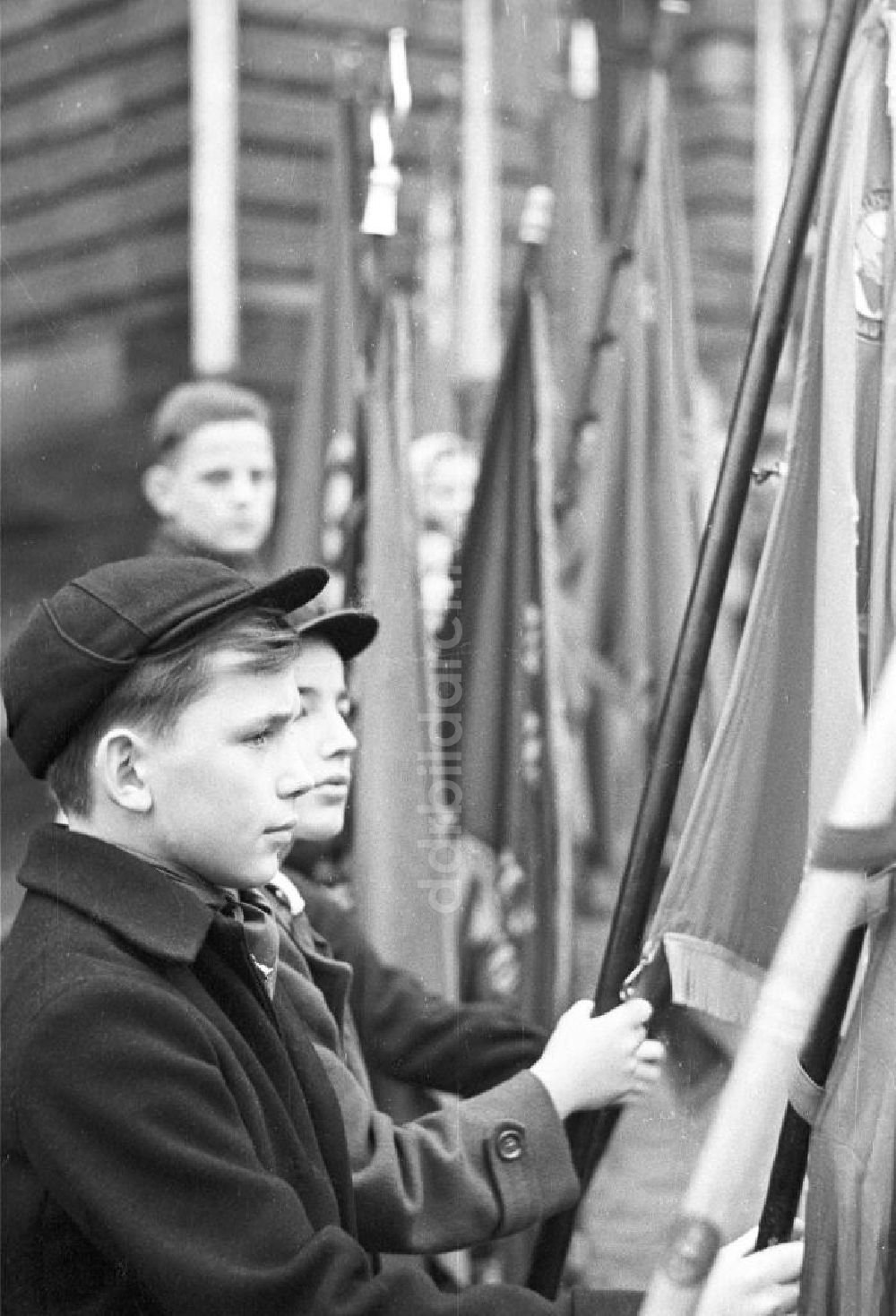 DDR-Bildarchiv: Leipzig - Junge bei einer Veranstaltung zum 1. Mai, Leipzig 1960