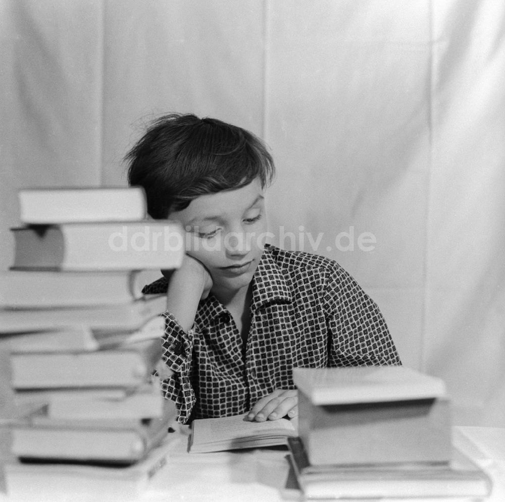 DDR-Bildarchiv: Berlin - Junge beim lesen in Berlin