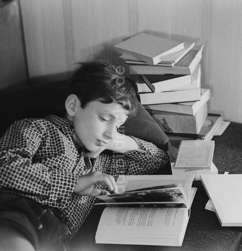 DDR-Fotoarchiv: Berlin - Junge beim lesen in Berlin