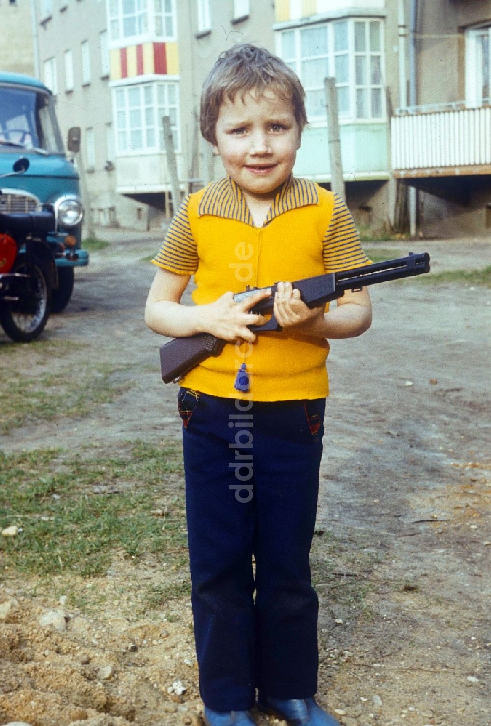 DDR-Fotoarchiv: Neustrelitz - Junge mit einem Spielzeug Gewehr in Neustrelitz in Mecklenburg-Vorpommern in der DDR